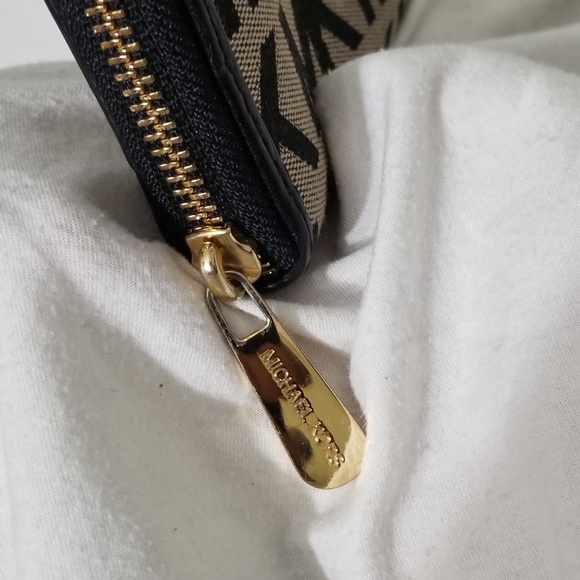 Michael Kors Clutch/Wallet - Picture 5 of 8